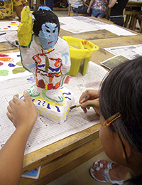 仏像に色を塗る子供の写真