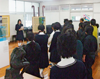 生徒によるギャラリートーク（富士宮東高校）の写真