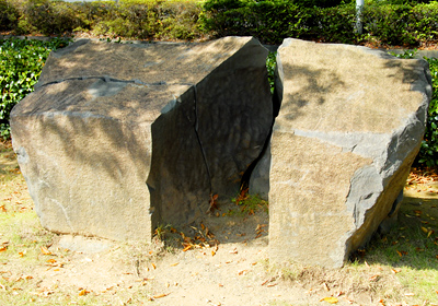 割れた大きな石の写真