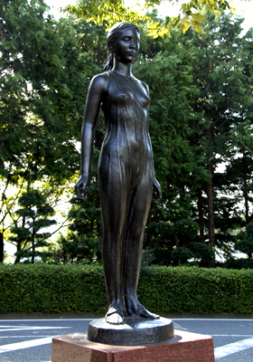 凛と立つ裸の女性の像の写真