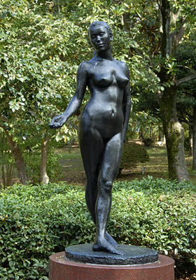 裸の女性の像の写真