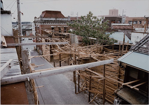画像：川俣正《袋井駅前プロジェクト1988》