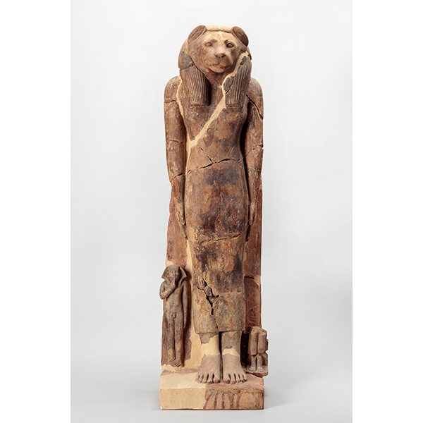 画像：クフ王とペピ１世像を伴うライオン女神像