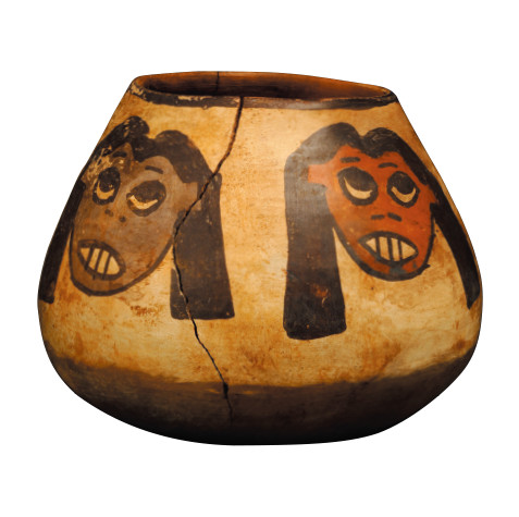 画像：4つの首が描かれた土製内弯鉢（ナスカ文化）